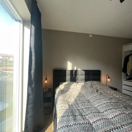 Splitter Ny, Romslig Sentralt Pa Nyhavna Leies Ut Appartement